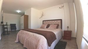 Hotel Suite Central Park Tababela客房内的一张或多张床位