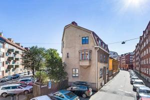 a building on a city street with parked cars at Central lägenhet in Karlskrona