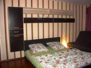 モスクワにあるApartment Proezd Yakushkinaのベッドルーム1室(ドレッサー付きベッド1台、gmaxwell gmaxwell gmaxwell)