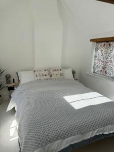 En eller flere senge i et værelse på Bridge Cottage