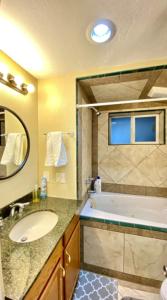 Ένα μπάνιο στο Movie Theater Near Slopes, Shops & TRAX - 2BR Bsmt