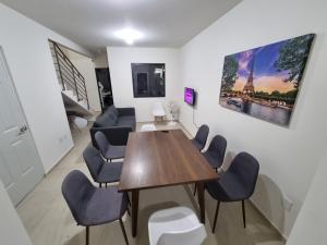 a living room with a dining room table and chairs at Rincon in Tlacote el Bajo