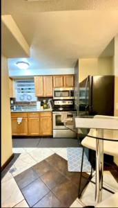 Η κουζίνα ή μικρή κουζίνα στο Movie Theater Near Slopes, Shops & TRAX - 2BR Bsmt