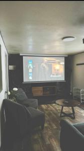 Χώρος καθιστικού στο Movie Theater Near Slopes, Shops & TRAX - 2BR Bsmt