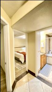 Ένα ή περισσότερα κρεβάτια σε δωμάτιο στο Movie Theater Near Slopes, Shops & TRAX - 2BR Bsmt