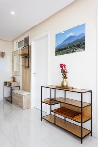 ein Wohnzimmer mit einem Tisch und einer Vase mit Blumen in der Unterkunft Apartment on the beach Paraiso Playa, Sea Views in Playa Paraiso + 59 Fotos