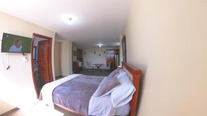 Hotel Suite Central Park Tababela客房内的一张或多张床位