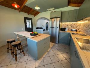 Η κουζίνα ή μικρή κουζίνα στο Aetheria Villa Kefalonia