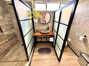 a bathroom with a sink and a shower at Hotel El Jardin in Salento