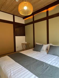 Una cama o camas en una habitación de 关西机场难波梅田直达花園町の夢旅人