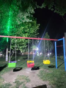 eine Schaukelanlage in einem Park bei Nacht in der Unterkunft ES hotel kolifey in Oğuz