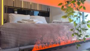 Un dormitorio con una cama con una manta blanca y negra. en Larisa Absolute Suites, Sky View Smart Home, en Larisa