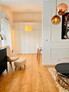 ValbandonにあるVilla Bellaのリビングルーム(テーブル、椅子、ドア付)