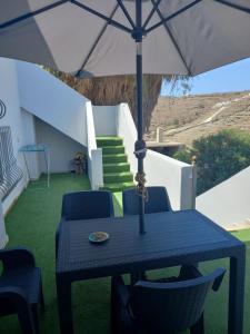 Balkon lub taras w obiekcie Κυκλαδίτικη βίλα στην Παραλία Αντώνηδες, Κύθνου