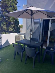 Patio lub wspólna przestrzeń na świeżym powietrzu w obiekcie Κυκλαδίτικη βίλα στην Παραλία Αντώνηδες, Κύθνου