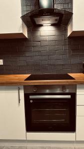 Una cocina con un horno negro y una pared negra. en South Yorkshire House, en Mexborough