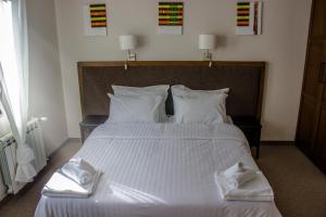 Postel nebo postele na pokoji v ubytování Trigrad Hotel