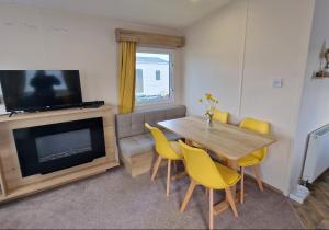 Телевизор и/или развлекательный центр в Ana's Coworth, West Sands, Seal Bay Resort