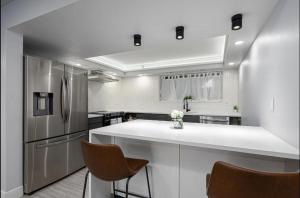 Una cocina con encimera blanca y refrigerador. en Secluded Gem w-Movie Theater Near Soccer Stadium, en Sandy