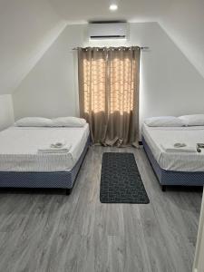 Postel nebo postele na pokoji v ubytování Crusoe Escape Villa