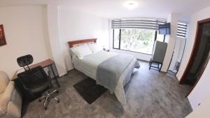 Hotel Suite Central Park Tababela客房内的一张或多张床位