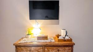 TV a/nebo společenská místnost v ubytování Adhi Homestay