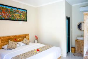Postel nebo postele na pokoji v ubytování Adhi Homestay
