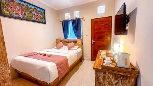Postel nebo postele na pokoji v ubytování Adhi Homestay