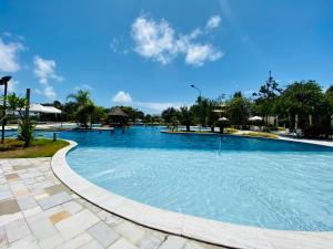 a large swimming pool in a resort at Iloa Condo Supreme Hospedagens in Barra de São Miguel