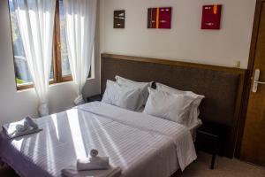Postel nebo postele na pokoji v ubytování Trigrad Hotel