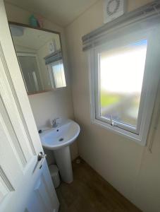 Bagno di Modern 2017 model Delta Sienna static caravan in Clarach Bay