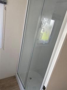 Bagno di Modern 2017 model Delta Sienna static caravan in Clarach Bay