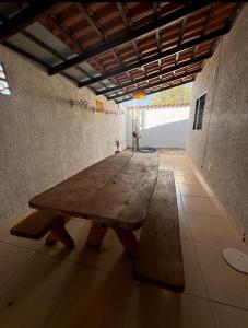 einem Holztisch in der Mitte eines Zimmers in der Unterkunft Aurora dos Pireneus in Pirenópolis + 2 Fotos