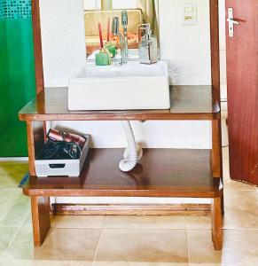 a wooden table with a sink on top of it at Casa Albatroz do Rosa - Albatroz Hospedaria in Imbituba +29 photos