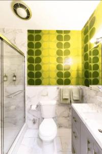 Et badeværelse på The Green Room: 70s Groove Themed Studio