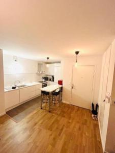 eine Küche mit einem Tisch und eine Küche mit einer Arbeitsplatte in der Unterkunft Appartement neuf cosy in Saint-André