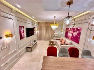 a living room with a couch and a table at Appartement Luxueux avec Piscine 10 minutes du centre ville in Marrakech