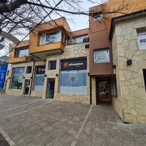 un bâtiment avec une enseigne sur la façade dans l'établissement Morenito - Andarlibre, à San Martín de los Andes 16 autres photos