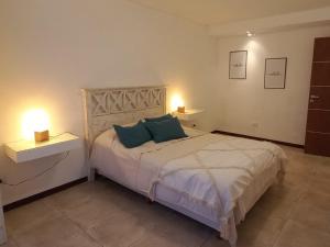 une chambre avec un lit avec deux tables de nuit et deux lampes dans l'établissement Morenito - Andarlibre, à San Martín de los Andes