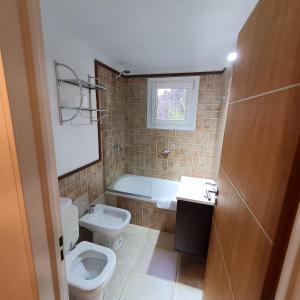 une salle de bain avec une baignoire, des toilettes et un lavabo dans l'établissement Morenito - Andarlibre, à San Martín de los Andes