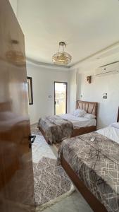Postel nebo postele na pokoji v ubytování Super Elite apartment - Aswan city center apartments