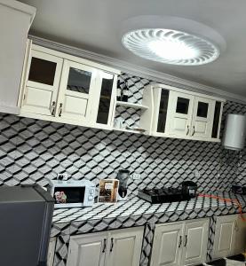 蒙罗维亚Coastal Vibe Escapes的配有白色橱柜和台面的厨房