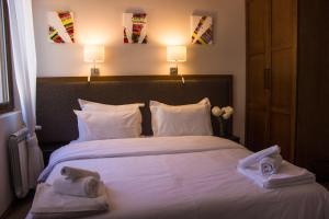 Postel nebo postele na pokoji v ubytování Trigrad Hotel