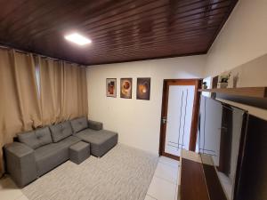 ItaquatiaraCasa Centro Itacoatiara AM的配有沙发和平板电视的客厅