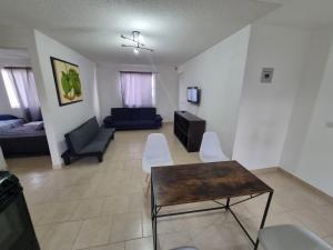 ein Wohnzimmer mit Tisch und Stühlen und einer Couch in der Unterkunft Hacienda de Cortés in Tlacote el Bajo