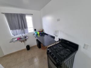 eine kleine Küche mit einem Herd und einem Fenster in der Unterkunft Hacienda de Cortés in Tlacote el Bajo + 6 Fotos