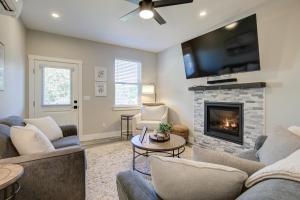 un soggiorno con divani e camino di Fancy Finish Cottage a Ocean Shores