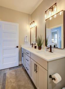 un bagno con lavandino e specchio di Fancy Finish Cottage a Ocean Shores Altre 32 foto