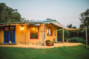 Foto sihtkohas Stewarts River asuva majutusasutuse Off Grid Cob Home galeriist