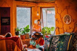 Foto sihtkohas Stewarts River asuva majutusasutuse Off Grid Cob Home galeriist